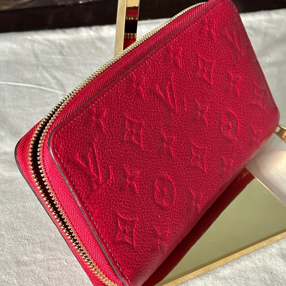 Louis Vuitton zippy wallet